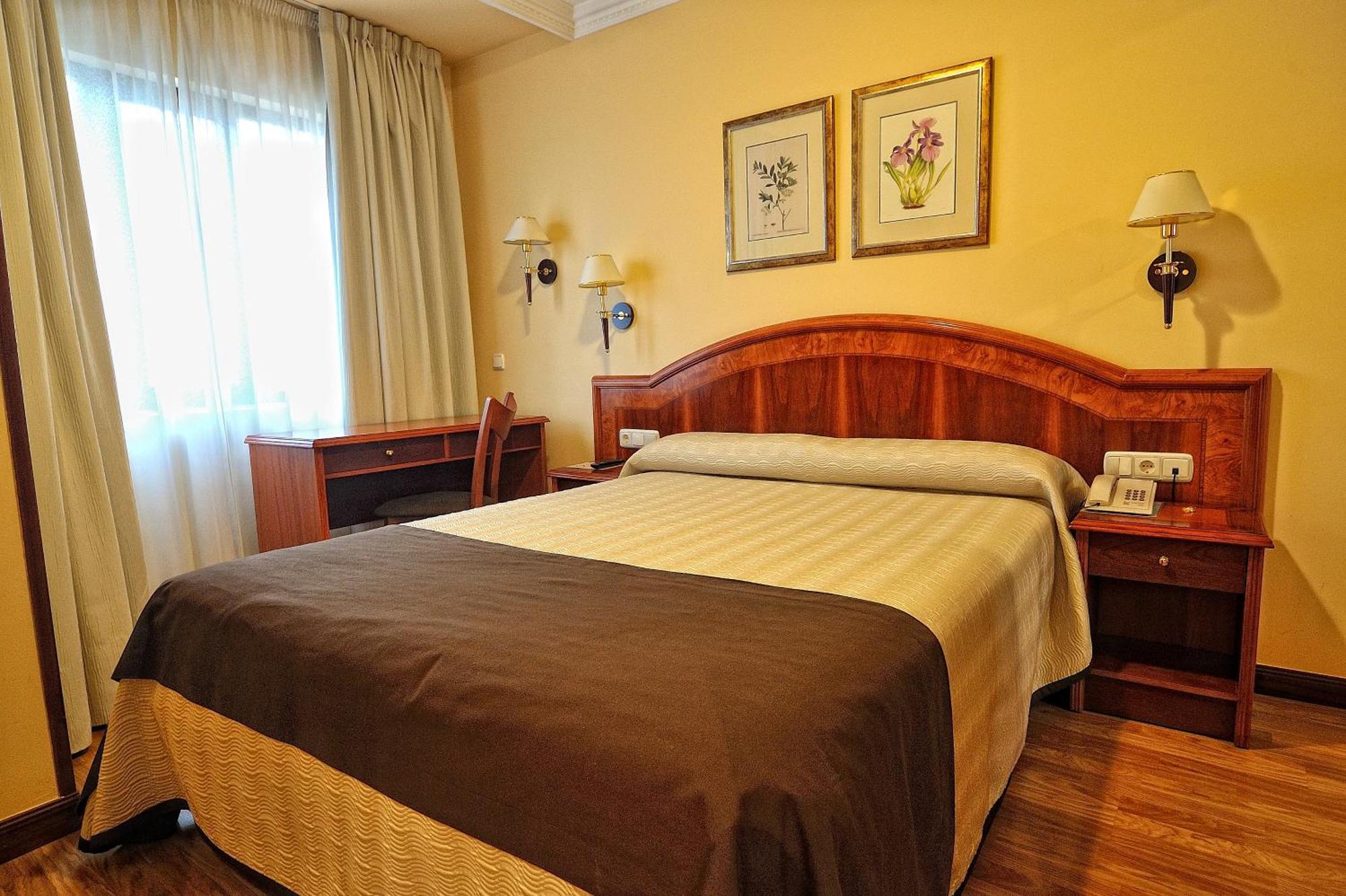 Hotel Alisi アランダ・デ・ドゥエロ エクステリア 写真